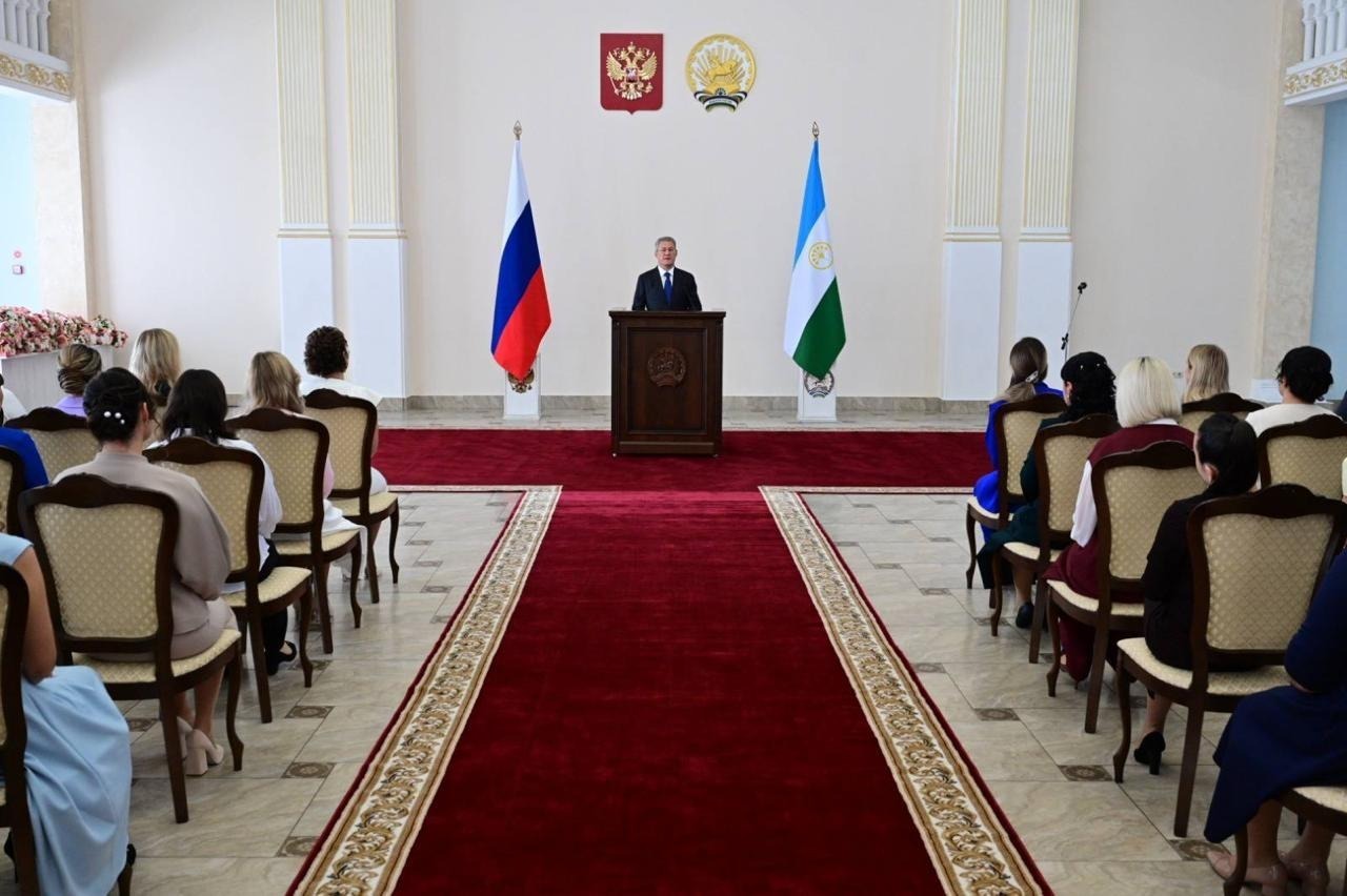 Радий Хабиров çамрăк педагогсене грантсем парса чысланă