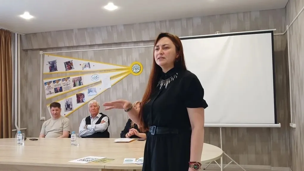 Наставник – ачасен чунри суранĕсене сиплеме пулăшакан çын