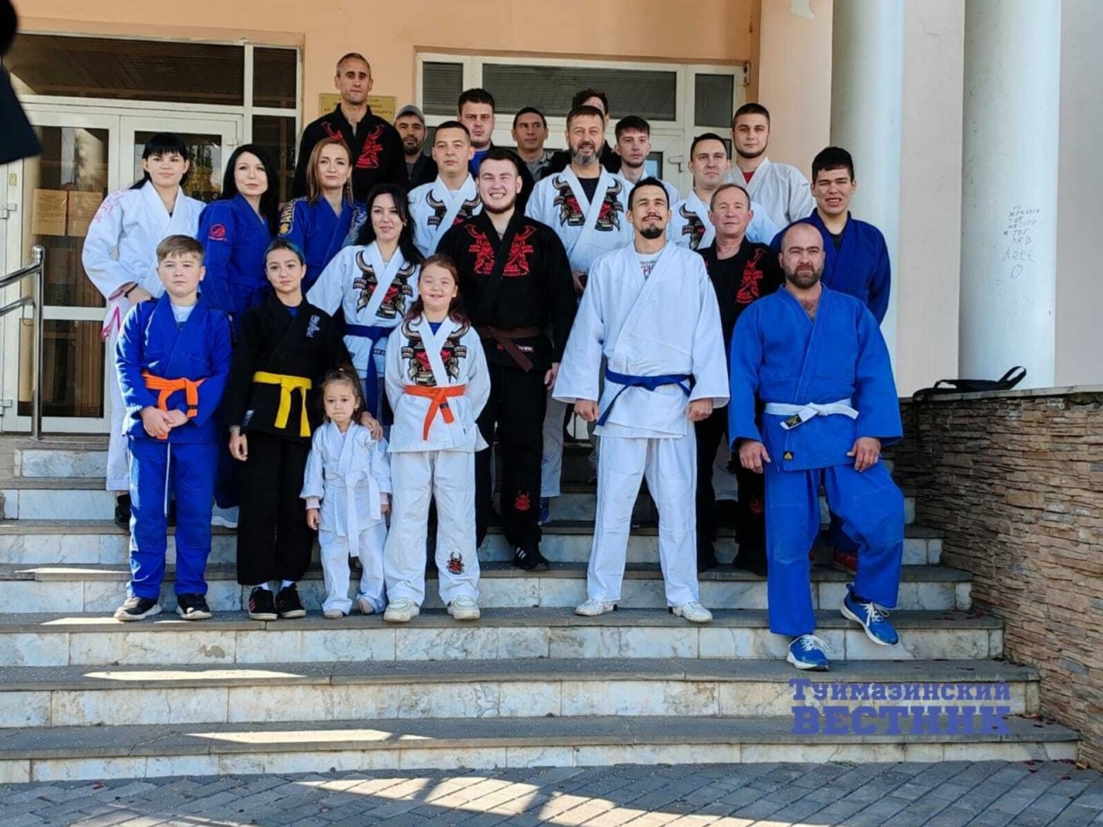 Юратакансем мăшăрлану керменне кимоно тăхăнса килнĕ