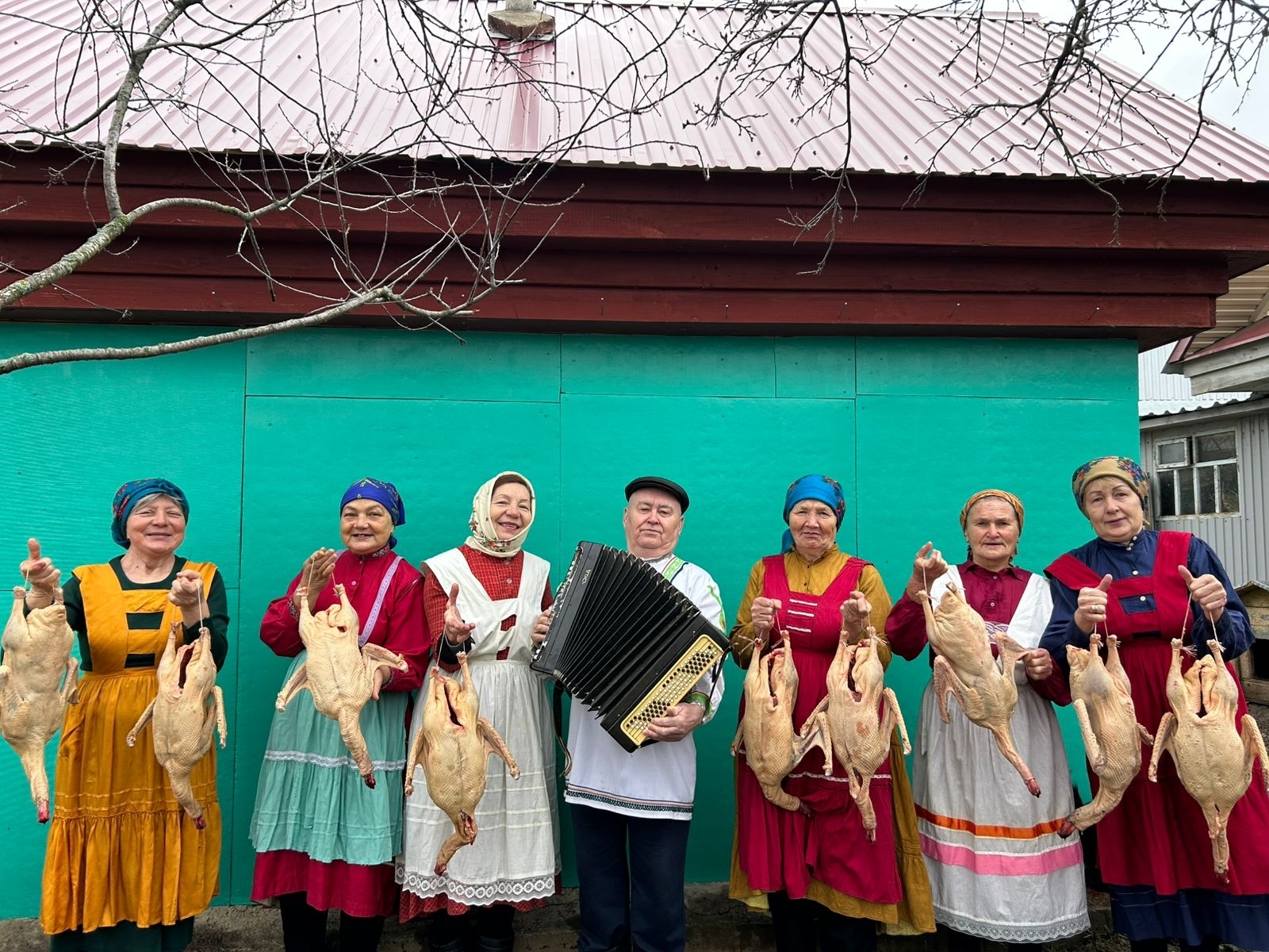 Ĕлĕкхи йăласене  малалла илемлĕн тăсаççĕ