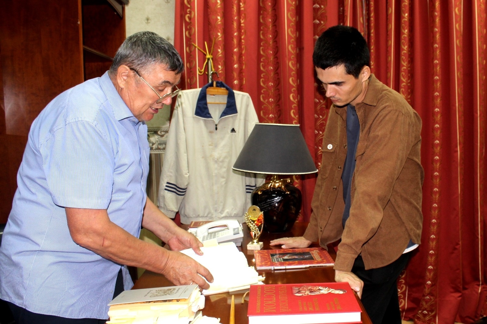 Чăваш Енрен килнĕ çамрăк тĕпчевçĕсем йăх-несĕл тымарĕсем çинчен каласа панă