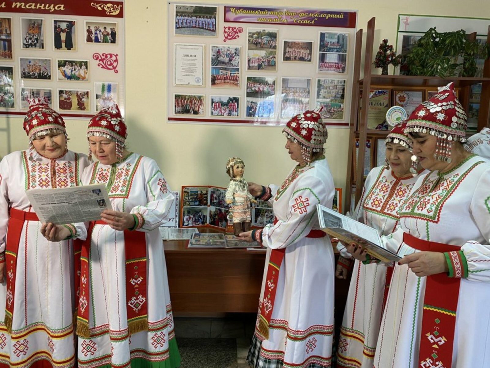 Кадрта – йăла-йĕркесем, чĕрере – иртнĕ кунсем