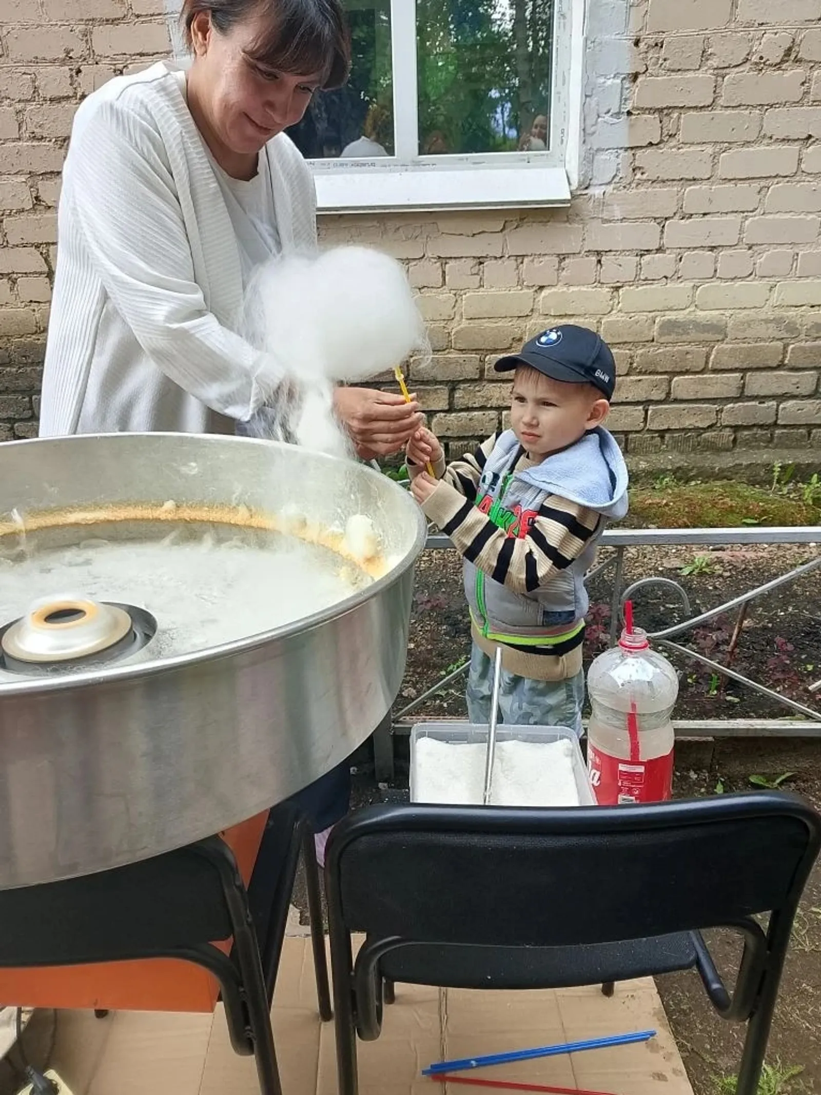 Хăйсен аллисемпе тунă пылак пĕлĕтсем