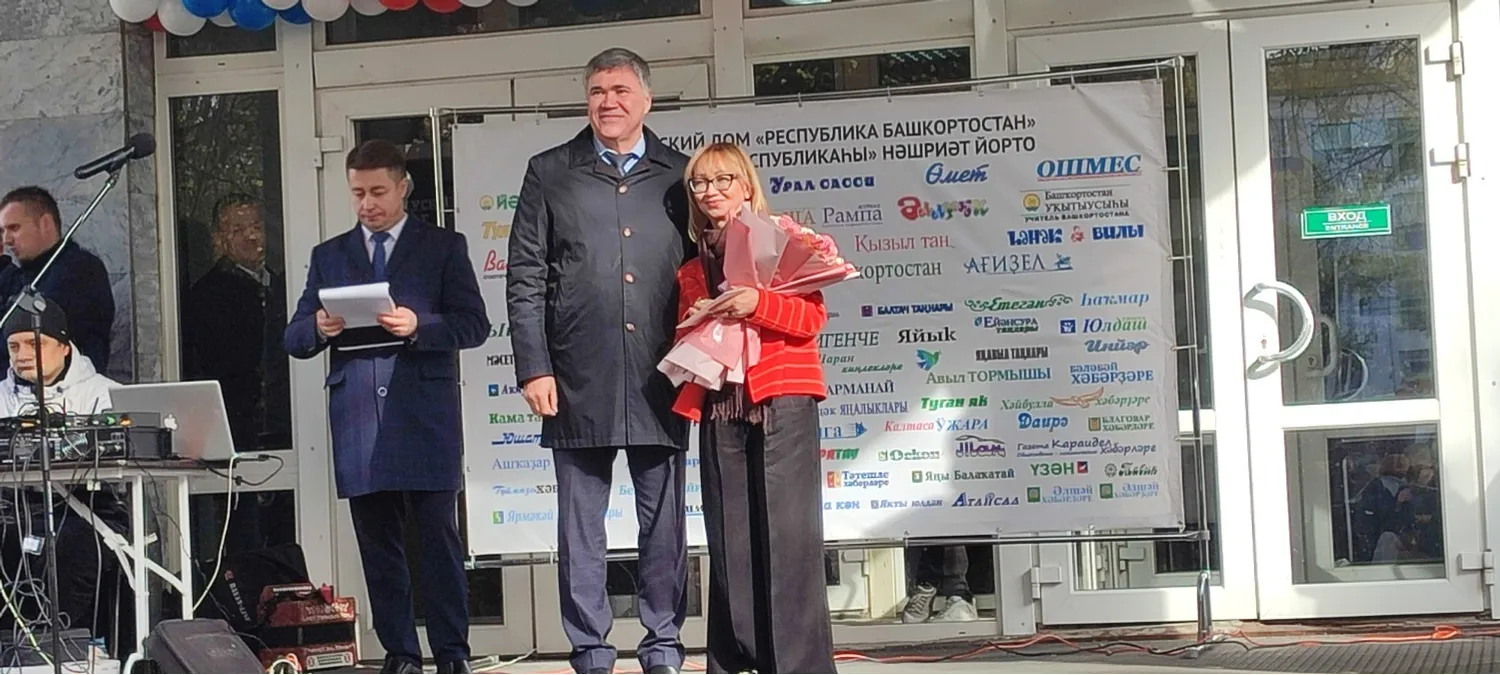 Главного редактора газеты «Республика Башкортостан» Гузель Набиеву, у которой сегодня день рождения, тепло поздравили коллеги и гости праздника.