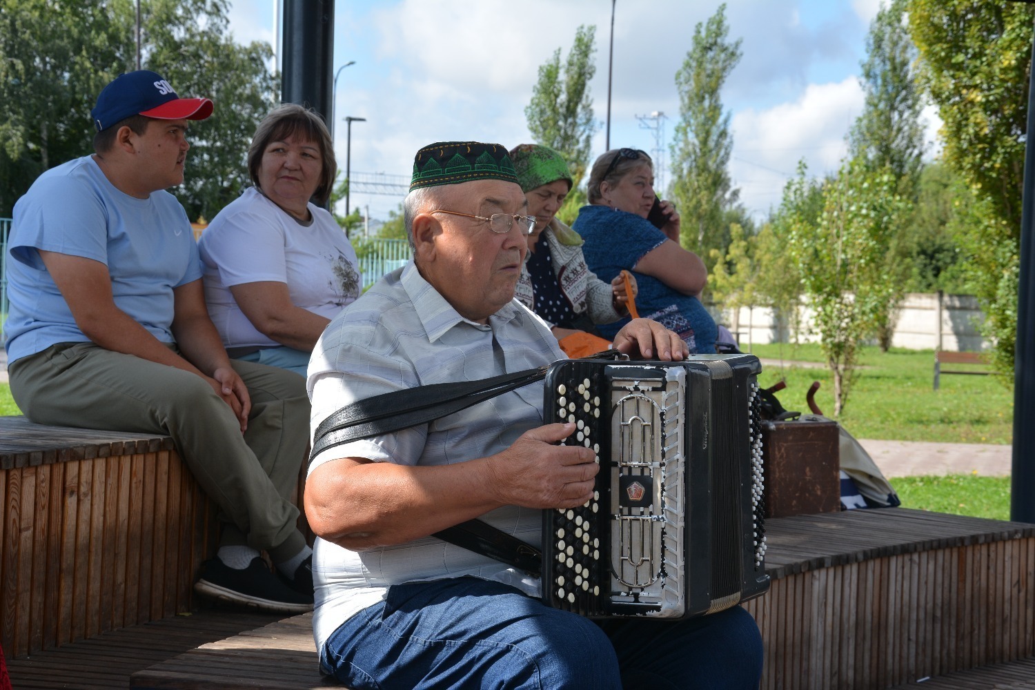 Жительница Башкирии научилась за ночь играть на гармони для участия в празднике