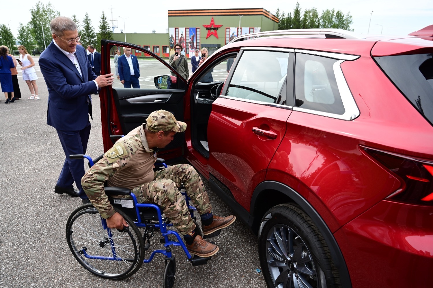 Пушкăртстан Пуçлăхĕ ятарлă çар операцин ветеранĕсене автомобиль уççисене панă