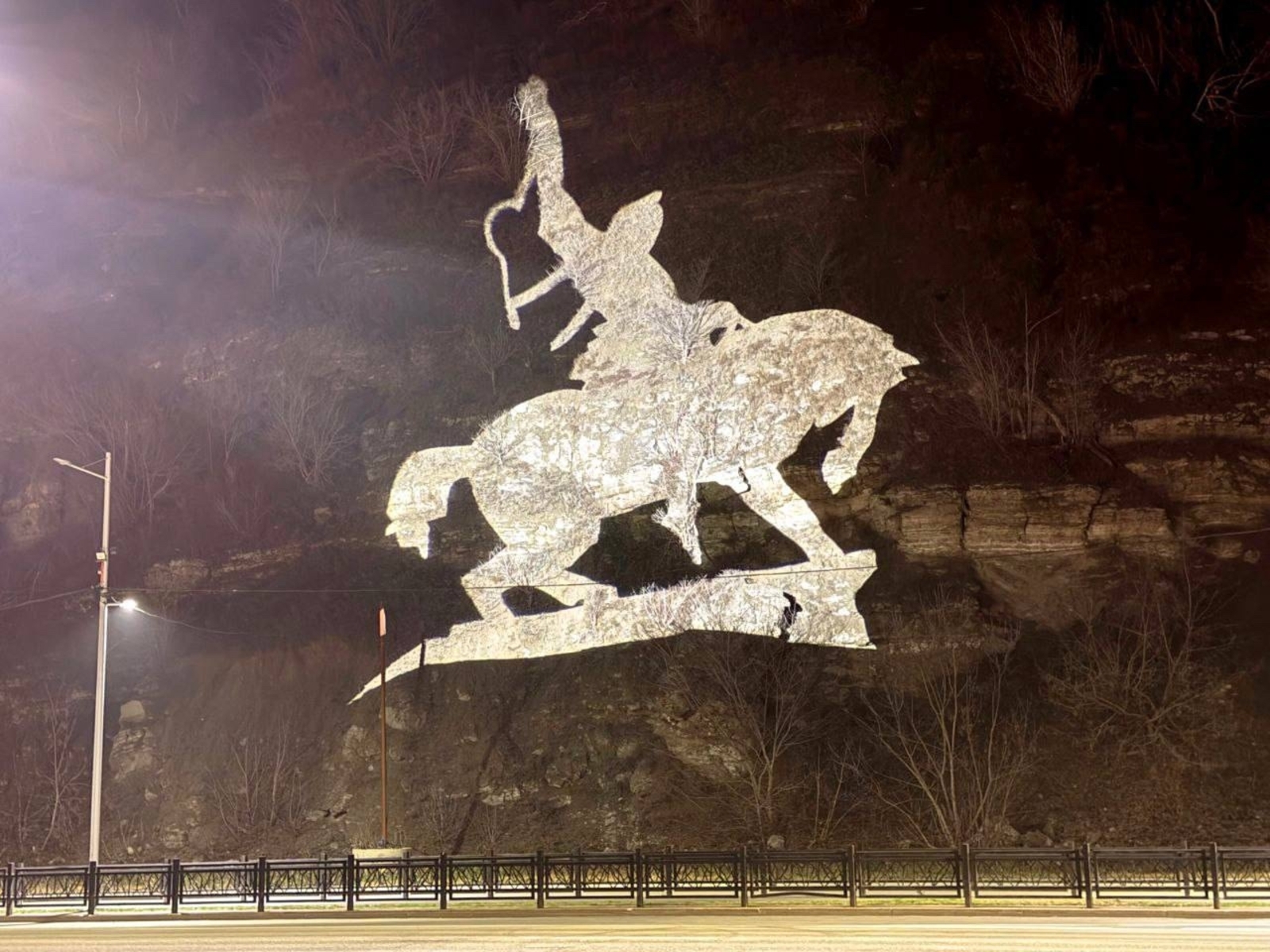 Ĕпхÿре Салават Юлаев палăкĕ вырăнĕнче статуйăн çуталакан проекцине хута янă