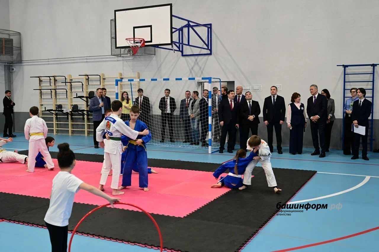 Раççей правительствин вице-премьерĕ Пушкăртстан Пуçлăхне çĕнĕ шкулшăн тав тунă