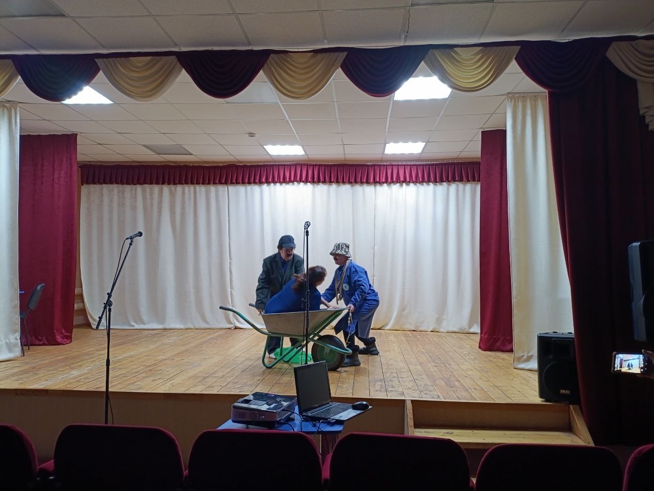 Кÿршĕ районти çынсене концертпа савăнтарчĕç