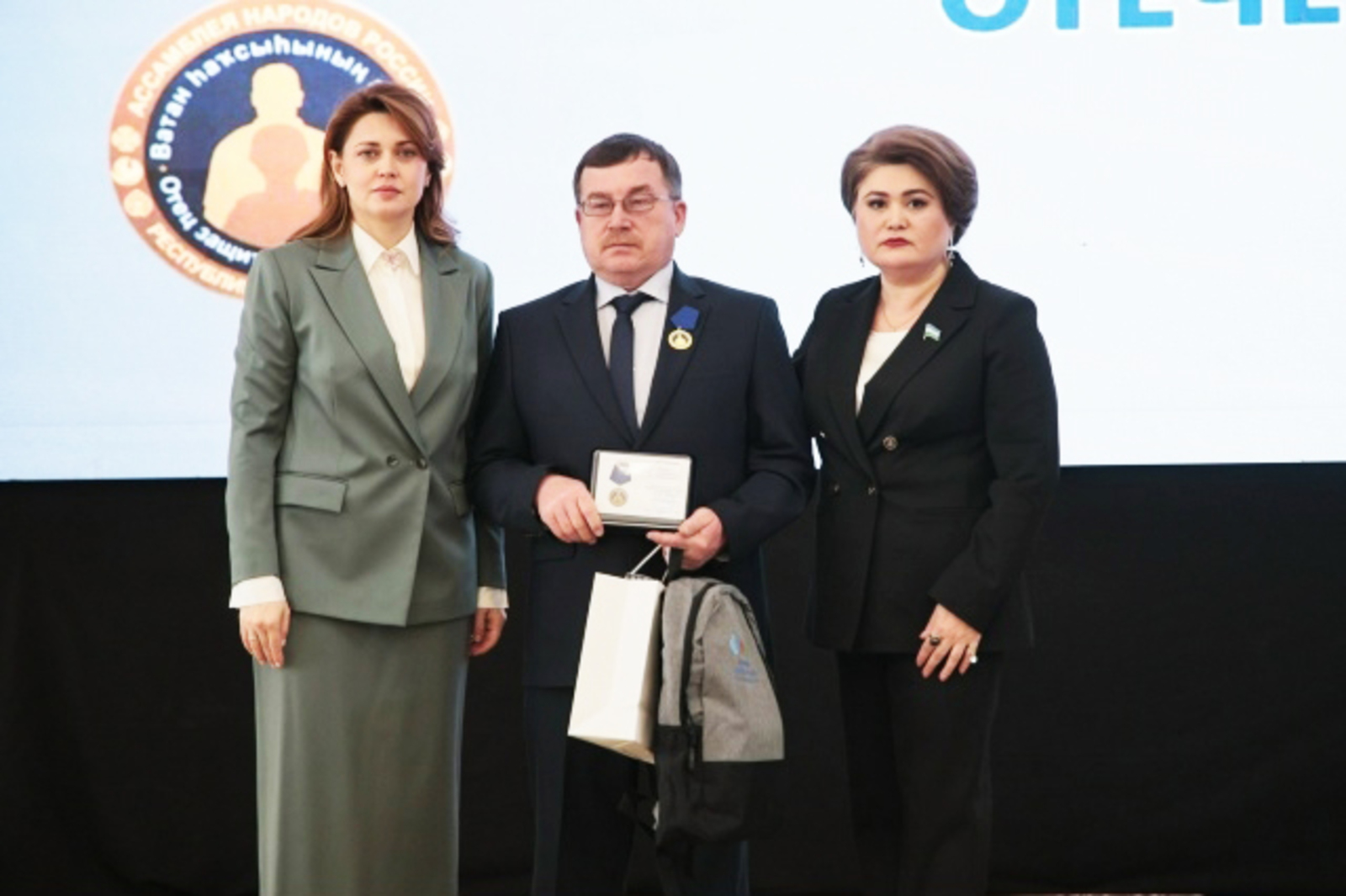 «Аттен куççулĕпе пăшăрханăвĕ, унăн юратăвĕ куçа курăнмасть»