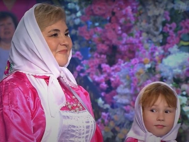 Чӑваш хӗрачи Леонид Якубовичран парне ыйтса илнӗ