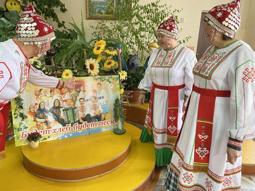 Кадрта – йăла-йĕркесем, чĕрере – иртнĕ кунсем