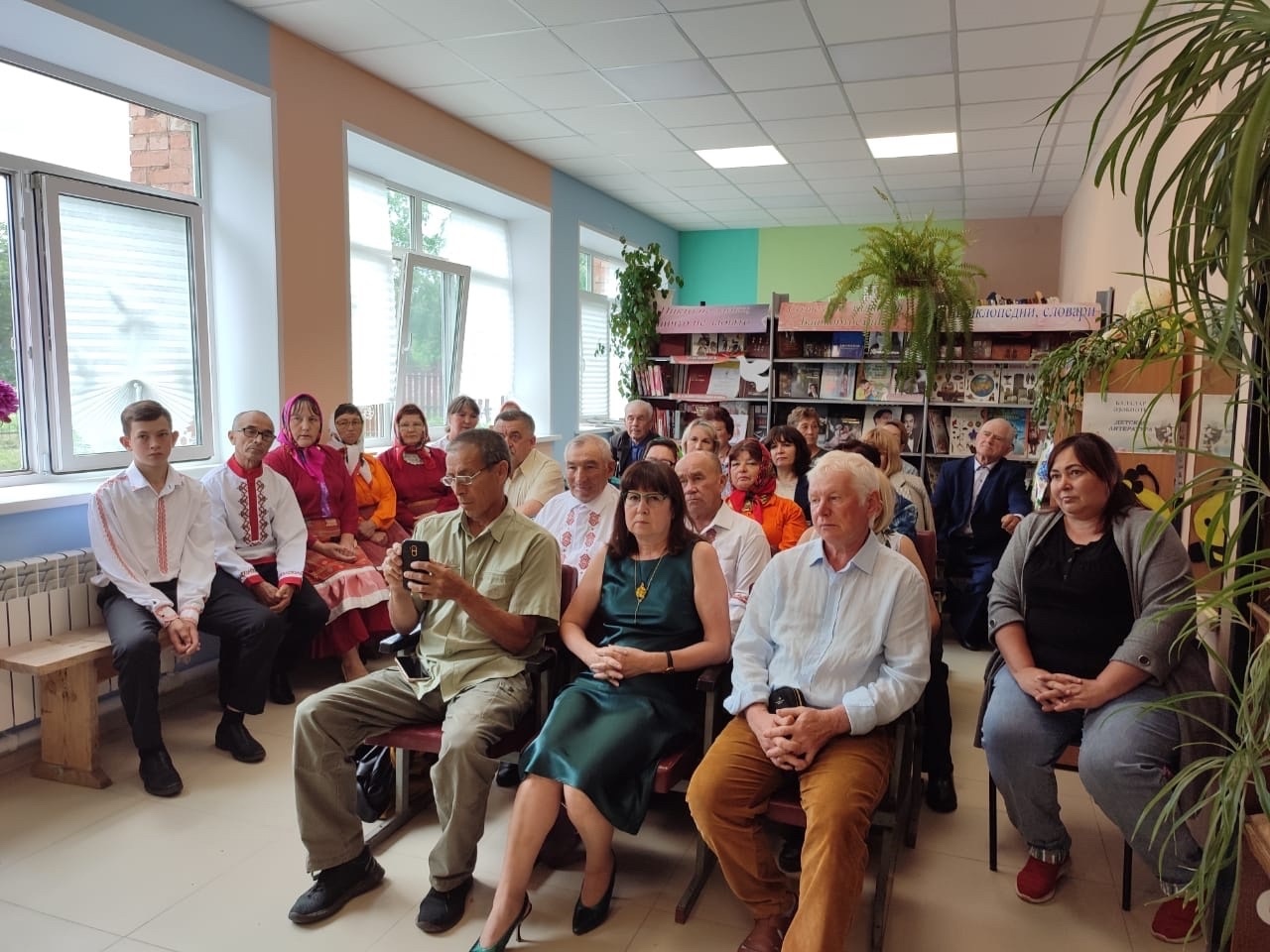 Дина Гаврилова çыравçăпа тĕл пулни.  Хушăлкара çуралнă ыйтусемпе хуравсем