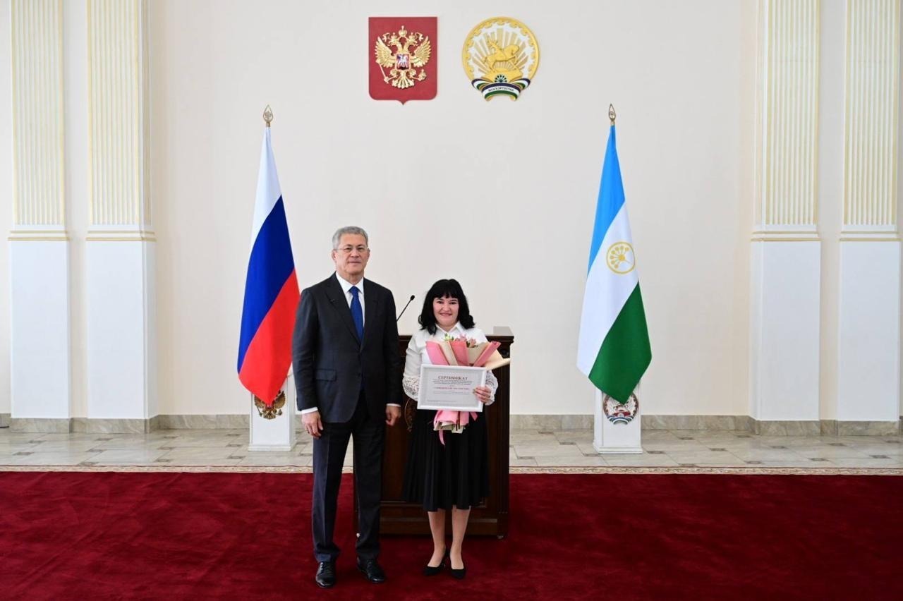 Радий Хабиров çамрăк педагогсене грантсем парса чысланă