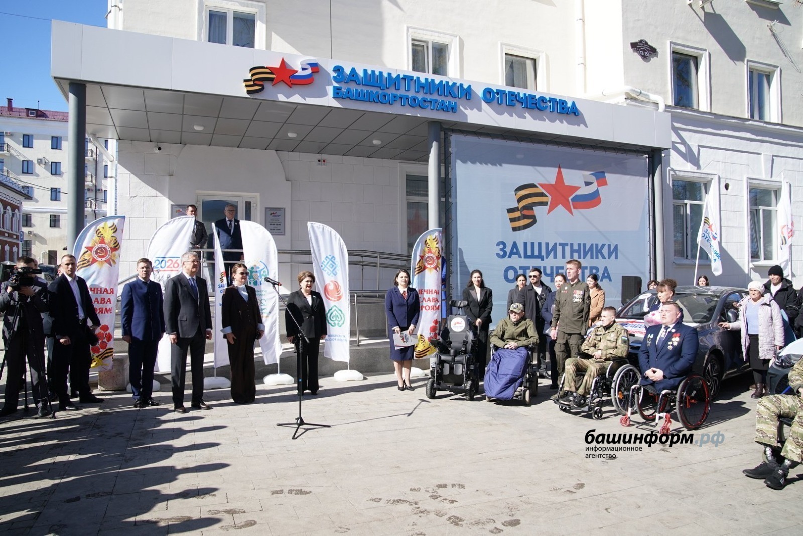 Анна Цивилевапа Радий Хабиров СВО ветеранĕсене автомобиль уççисене панă