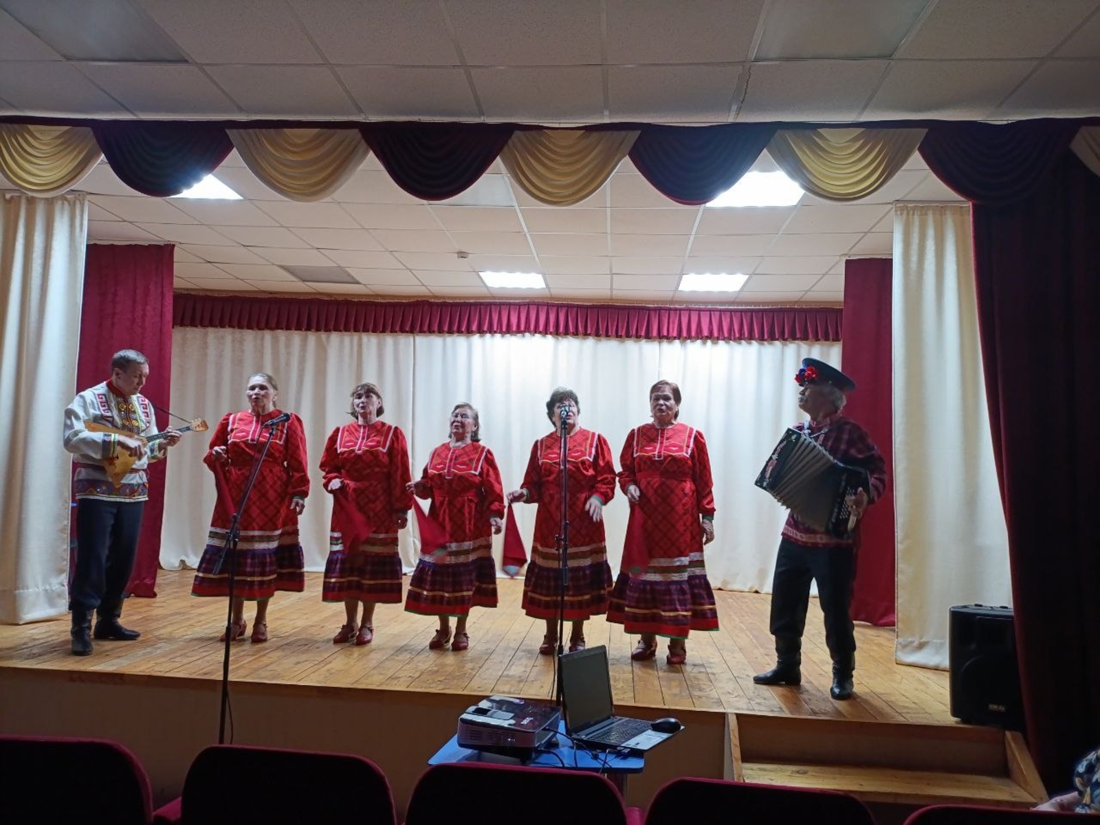 Кÿршĕ районти çынсене концертпа савăнтарчĕç