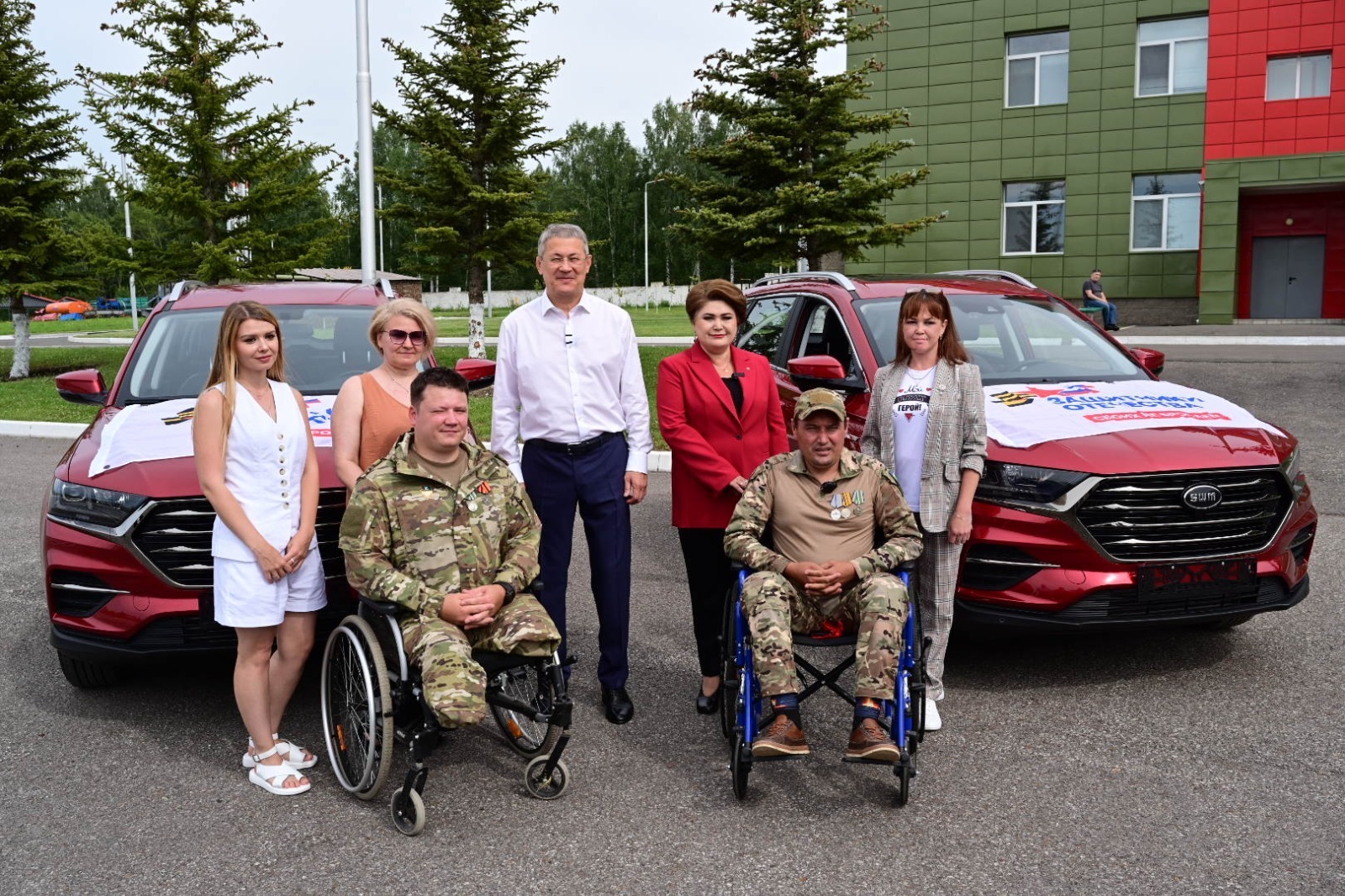 Пушкăртстан Пуçлăхĕ ятарлă çар операцин ветеранĕсене автомобиль уççисене панă