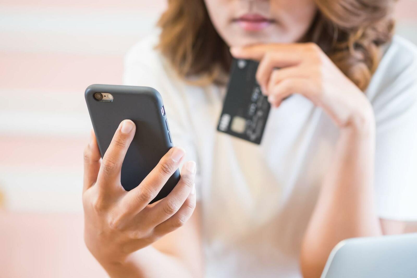 Çамрăк хĕр мошенниксене 829 пин тенкĕ «парнеленĕ»