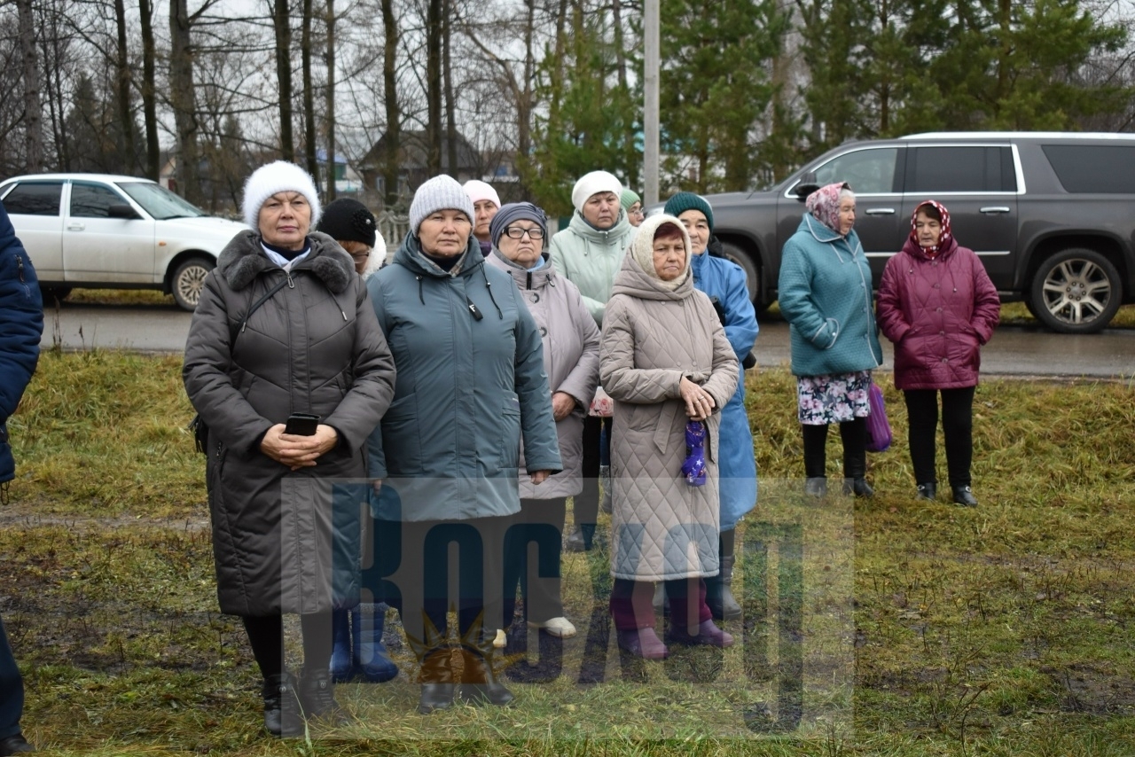 Сывлăшпа десант çарĕнче тăнисене  халалласа палăк уçнă