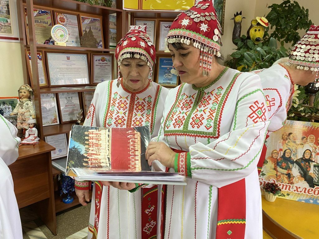 Кадрта – йăла-йĕркесем, чĕрере – иртнĕ кунсем