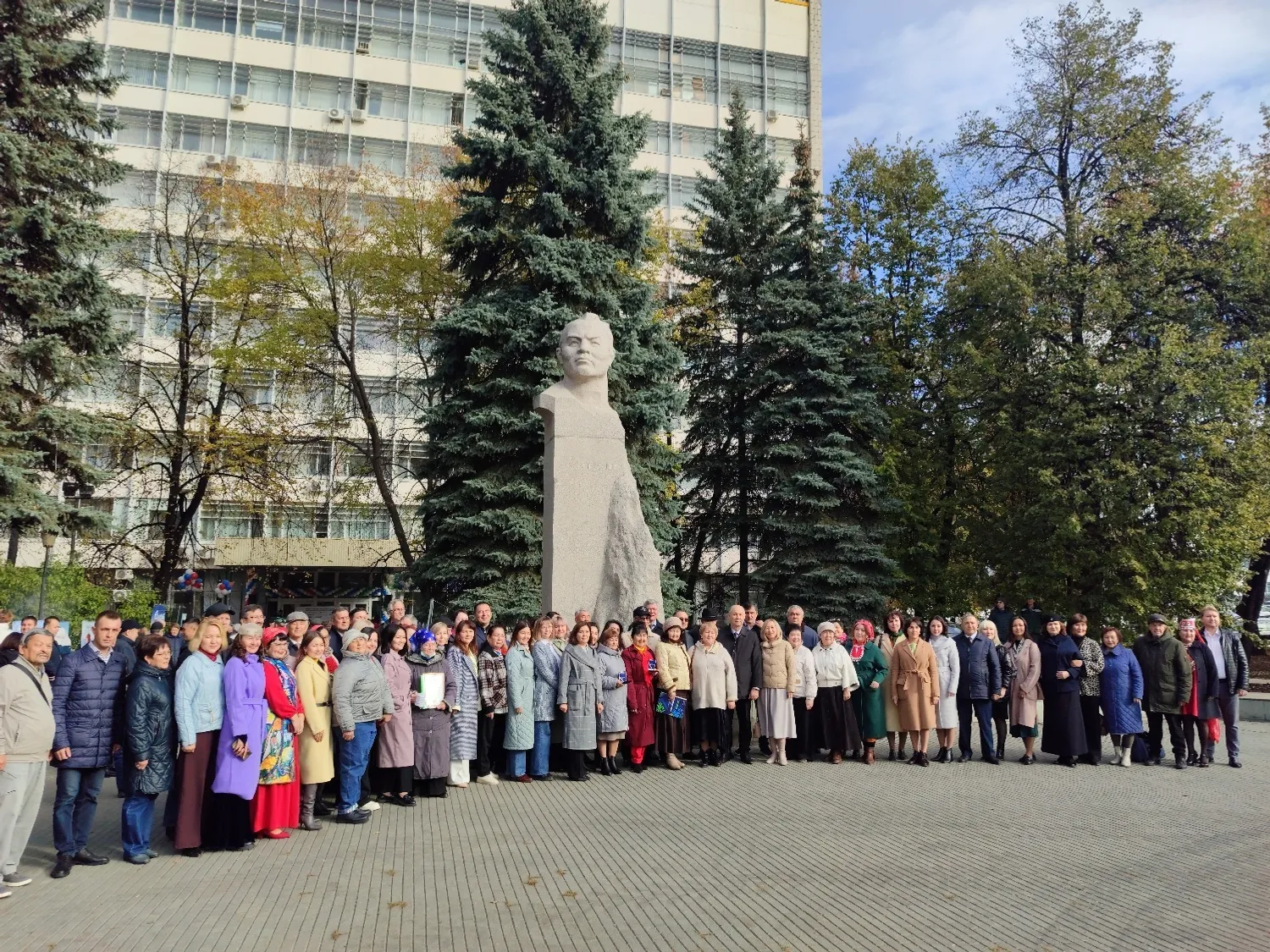Фото у памятника Шагиту Худайбердину.