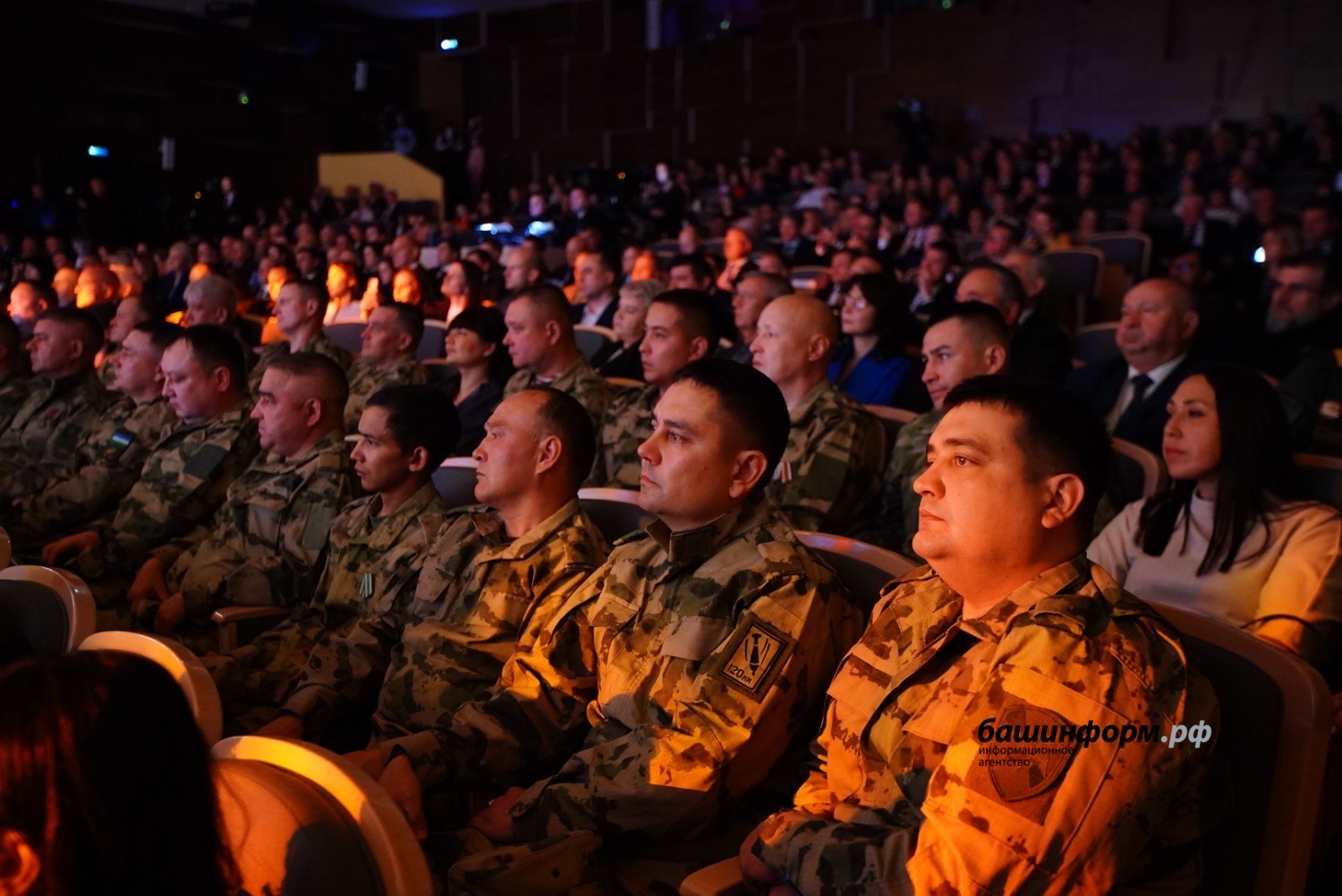 Радий Хабиров Пушкăртстанра пурăнакансене Республика кунĕпе саламланă