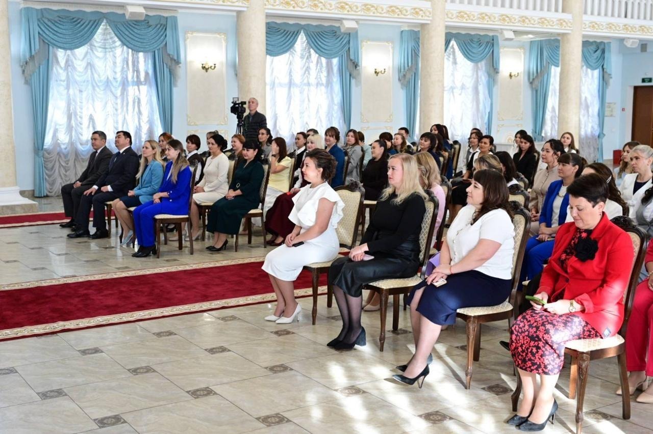 Радий Хабиров çамрăк педагогсене грантсем парса чысланă