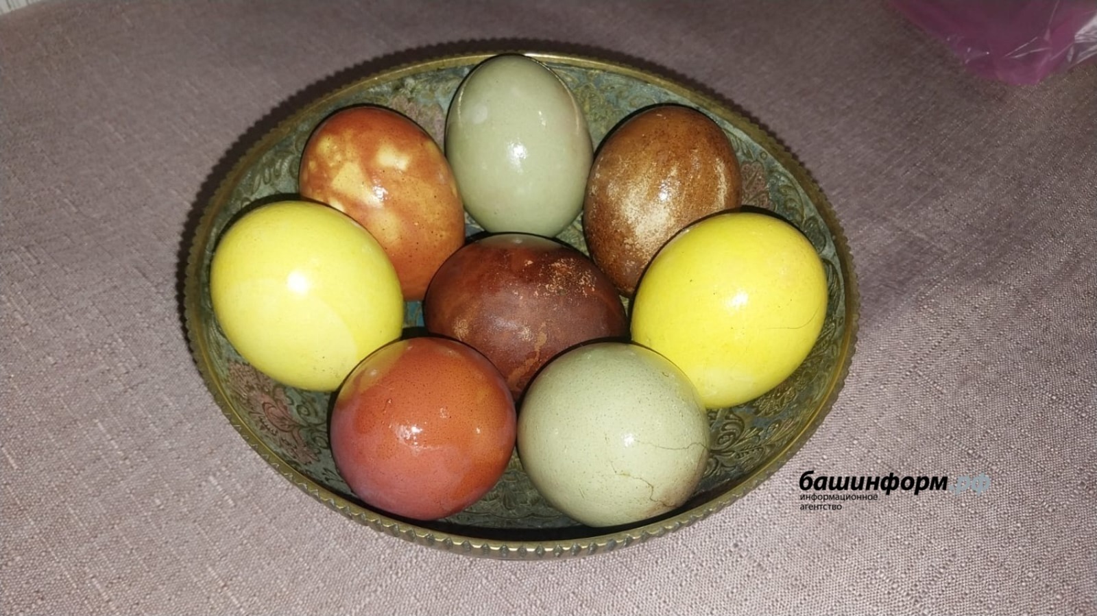 Ĕпхÿ епархийĕ Мăнкун çăмартисем çине çыпăçтарнă наклекăсене ырламан