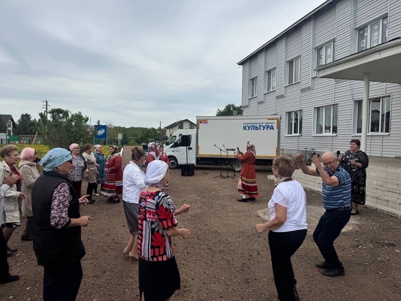 Кармаскалă тăрăхĕнчи «Автоклуб» çынсене концертсемпе савăнтарать