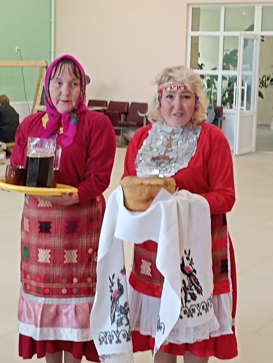 Дина Гаврилова çыравçăпа тĕл пулни.  Хушăлкара çуралнă ыйтусемпе хуравсем