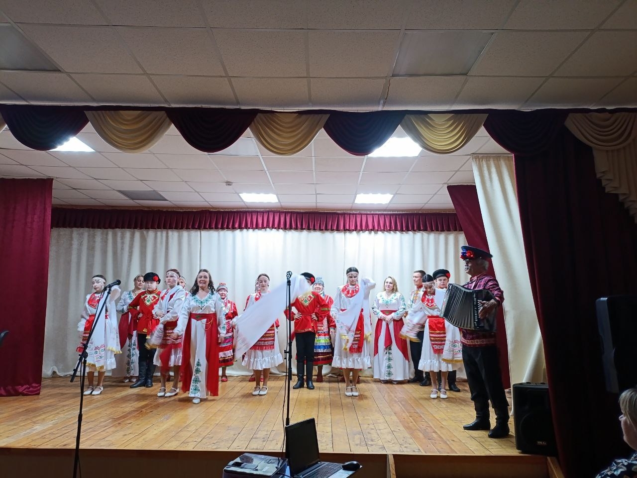 Кÿршĕ районти çынсене концертпа савăнтарчĕç