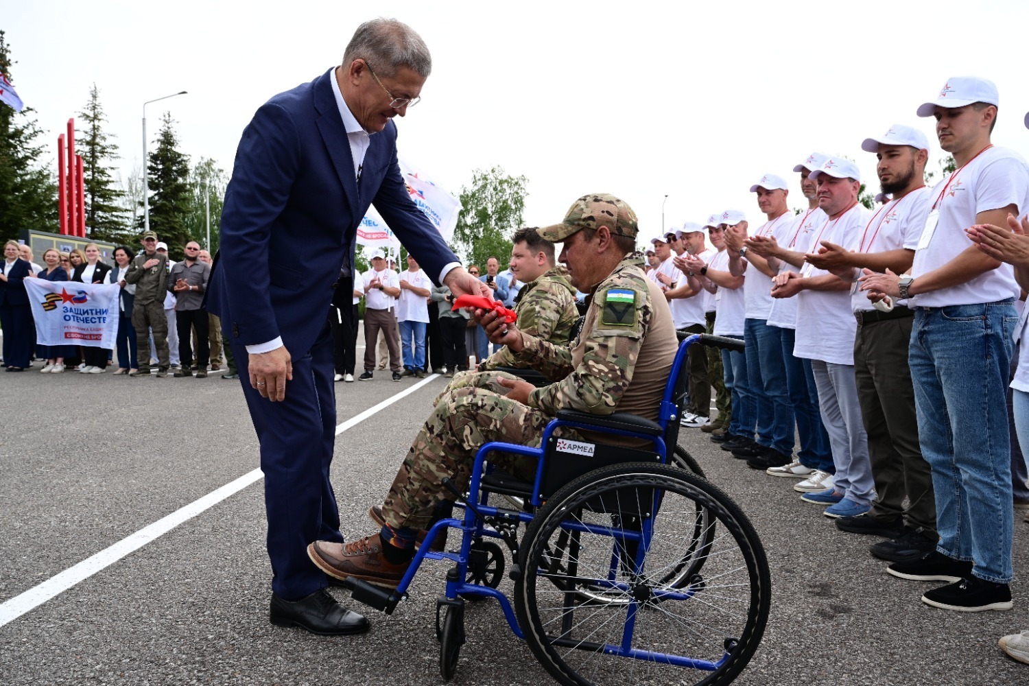 Пушкăртстан Пуçлăхĕ ятарлă çар операцин ветеранĕсене автомобиль уççисене панă