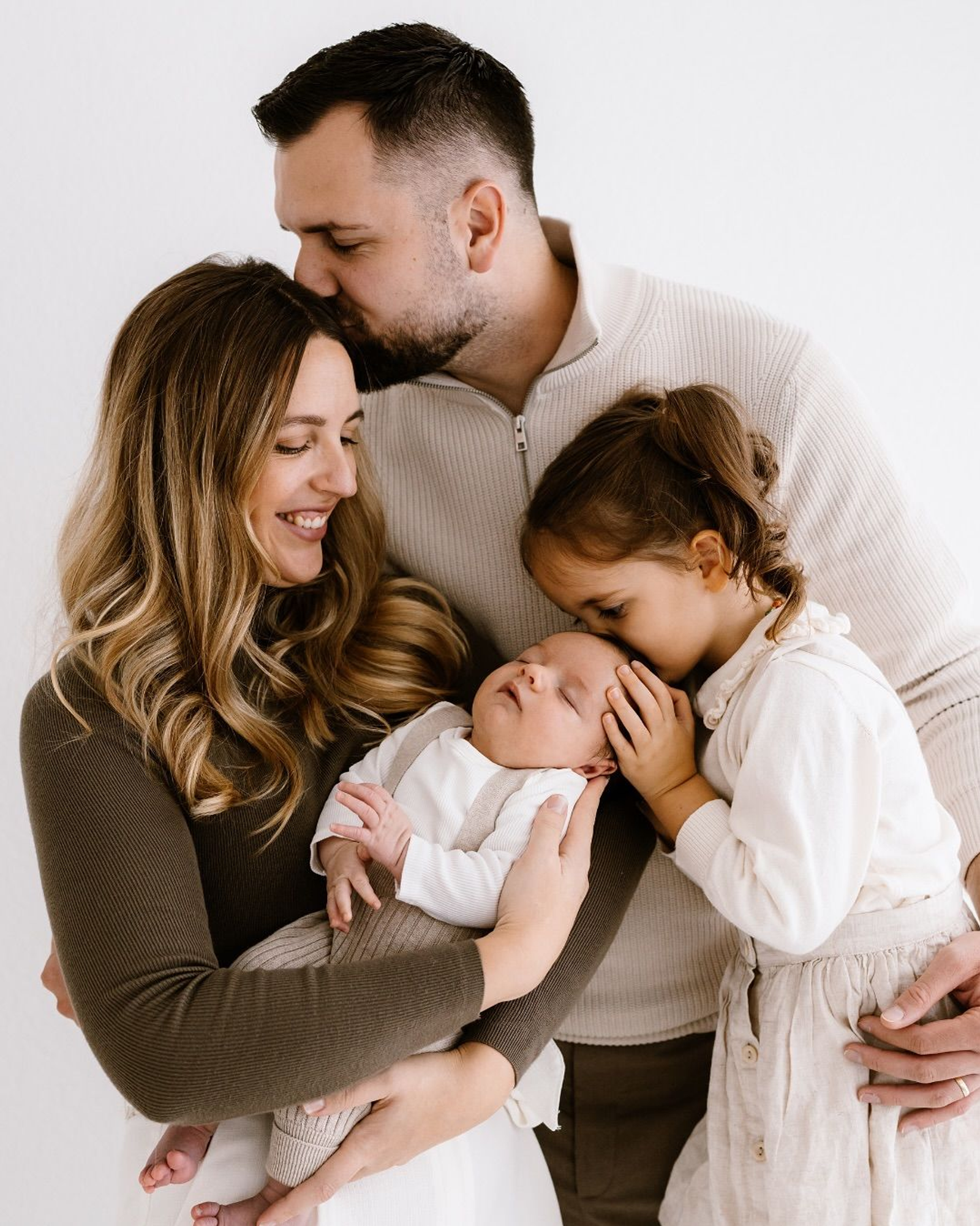 Анлă сарăлнă ятсен шутне Амелия, Эмилия тата Амир кĕнĕ