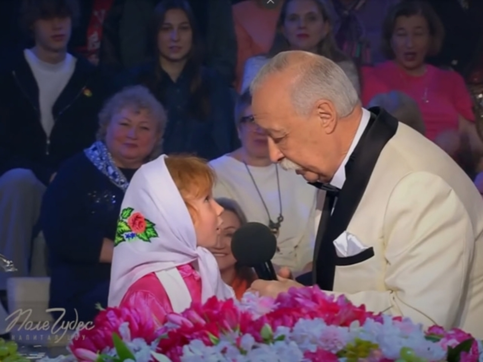 Чӑваш хӗрачи Леонид Якубовичран парне ыйтса илнӗ