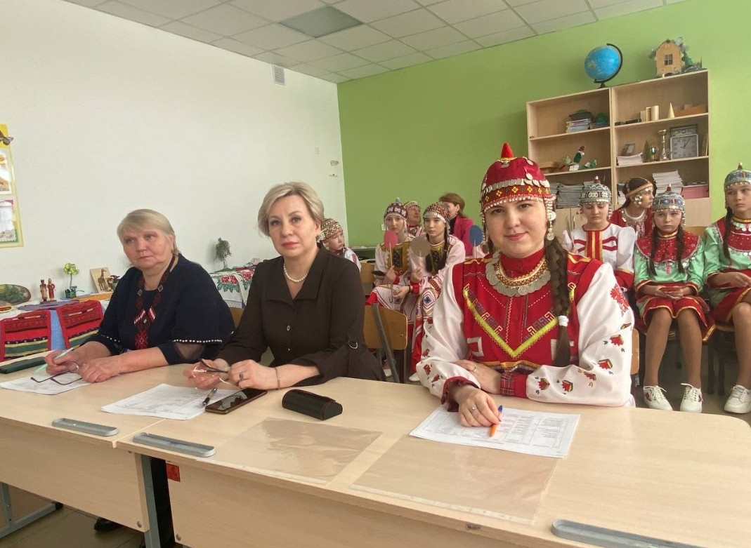 Конкурса хутшăннисем Яков Ухсай сăввисене вуларĕç