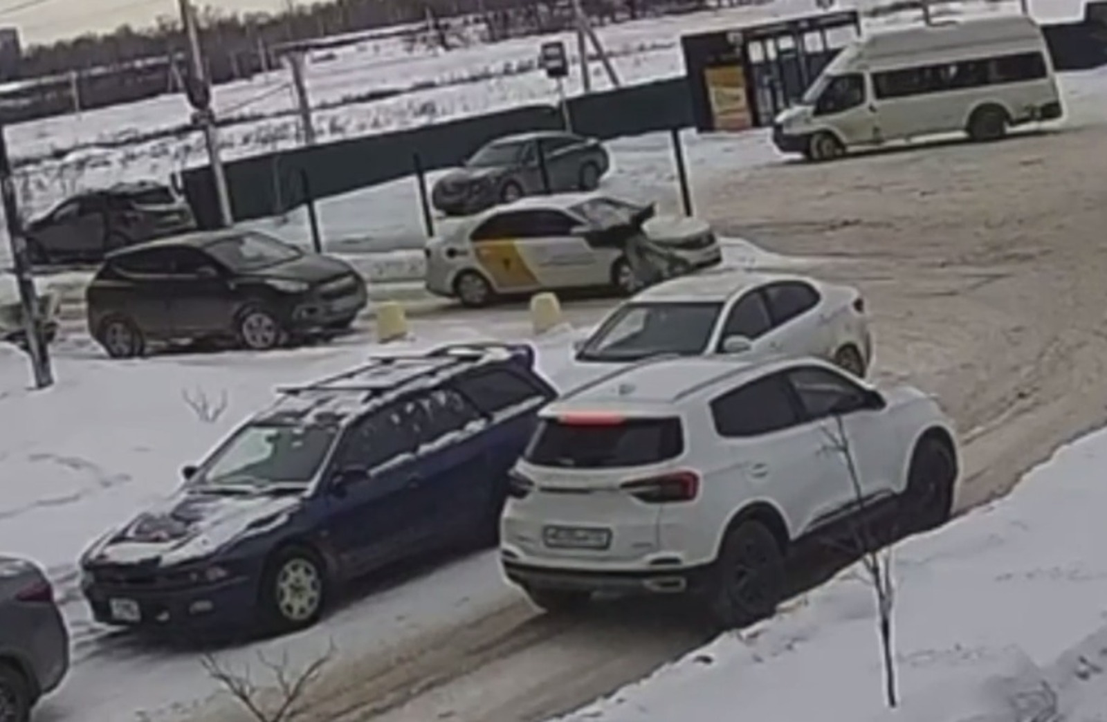 Ĕпхÿре çитĕнсе çитмен хĕре автомобиль çапса хăварнă