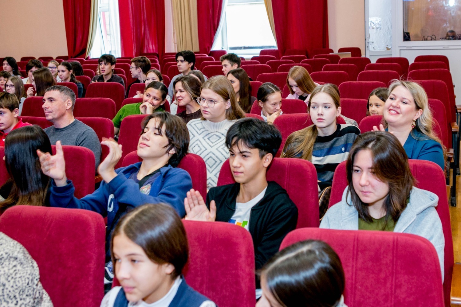 Писатель Олег Рой выступил перед уфимскими школьниками