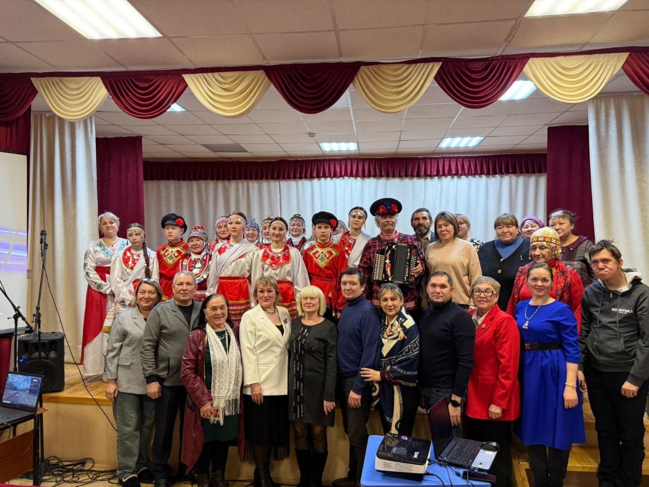 Кÿршĕ районти çынсене концертпа савăнтарчĕç