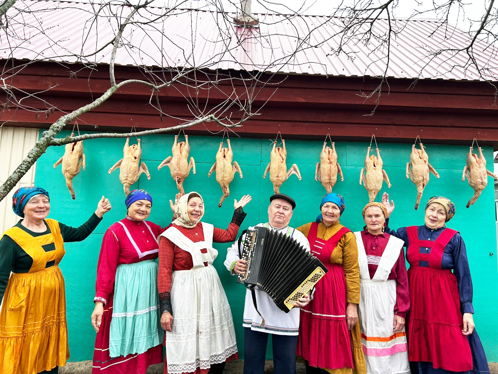 Ĕлĕкхи йăласене  малалла илемлĕн тăсаççĕ