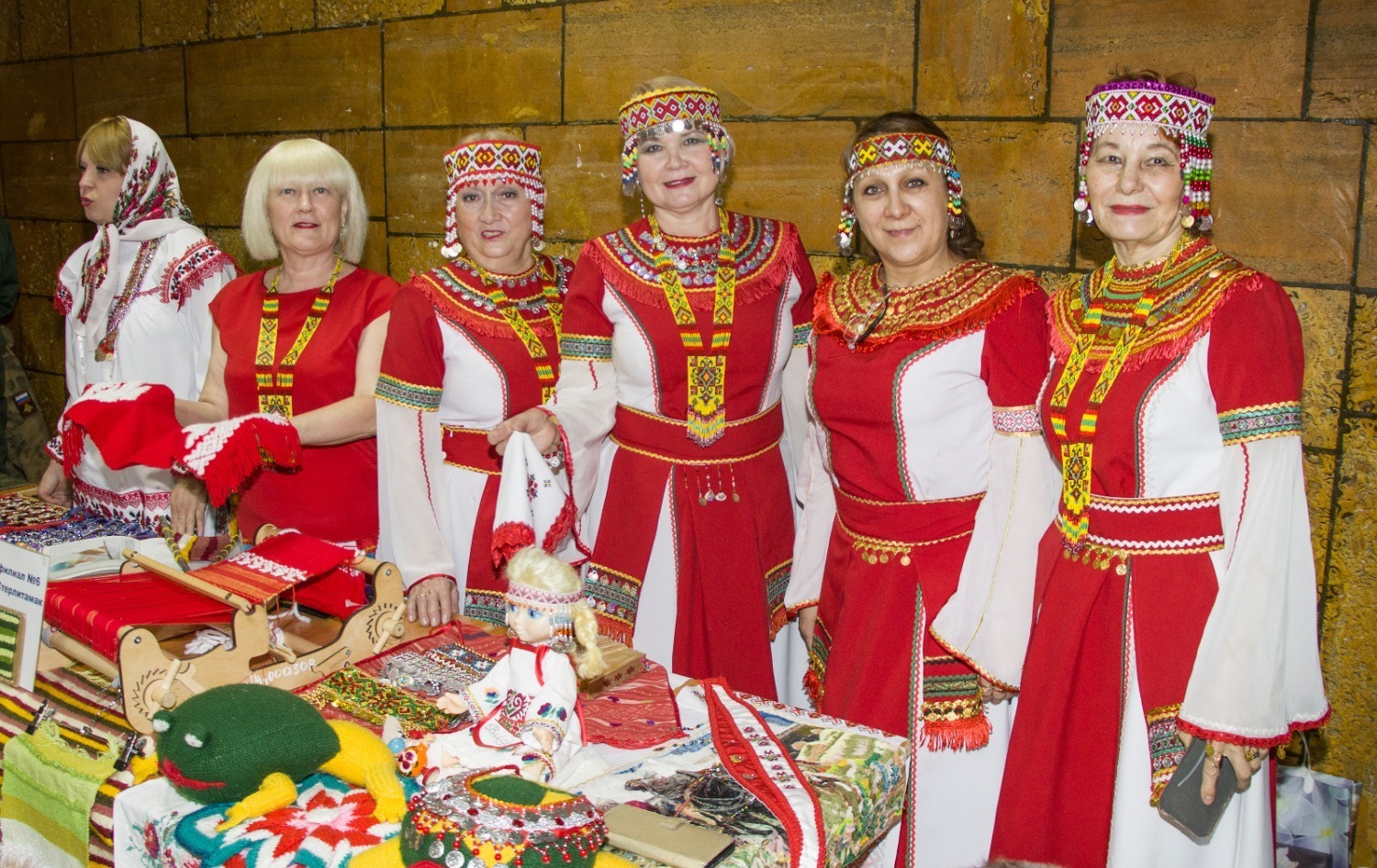 «Ачалăх тĕнчи» анлă та илемпе тулли пултăр