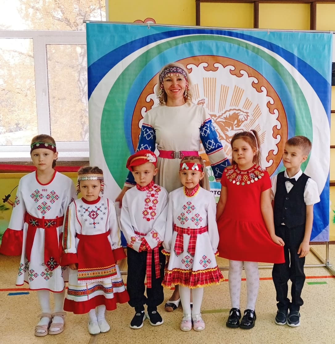 Шăпăрлансем илемлĕ вулав урлă  тăван тăрăха юратма хăнăхаççĕ