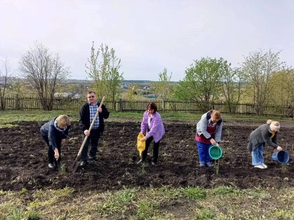 Пишкайăнсем СВО паттăрĕсене халалласа хыр йывăççисен аллейине хывнă