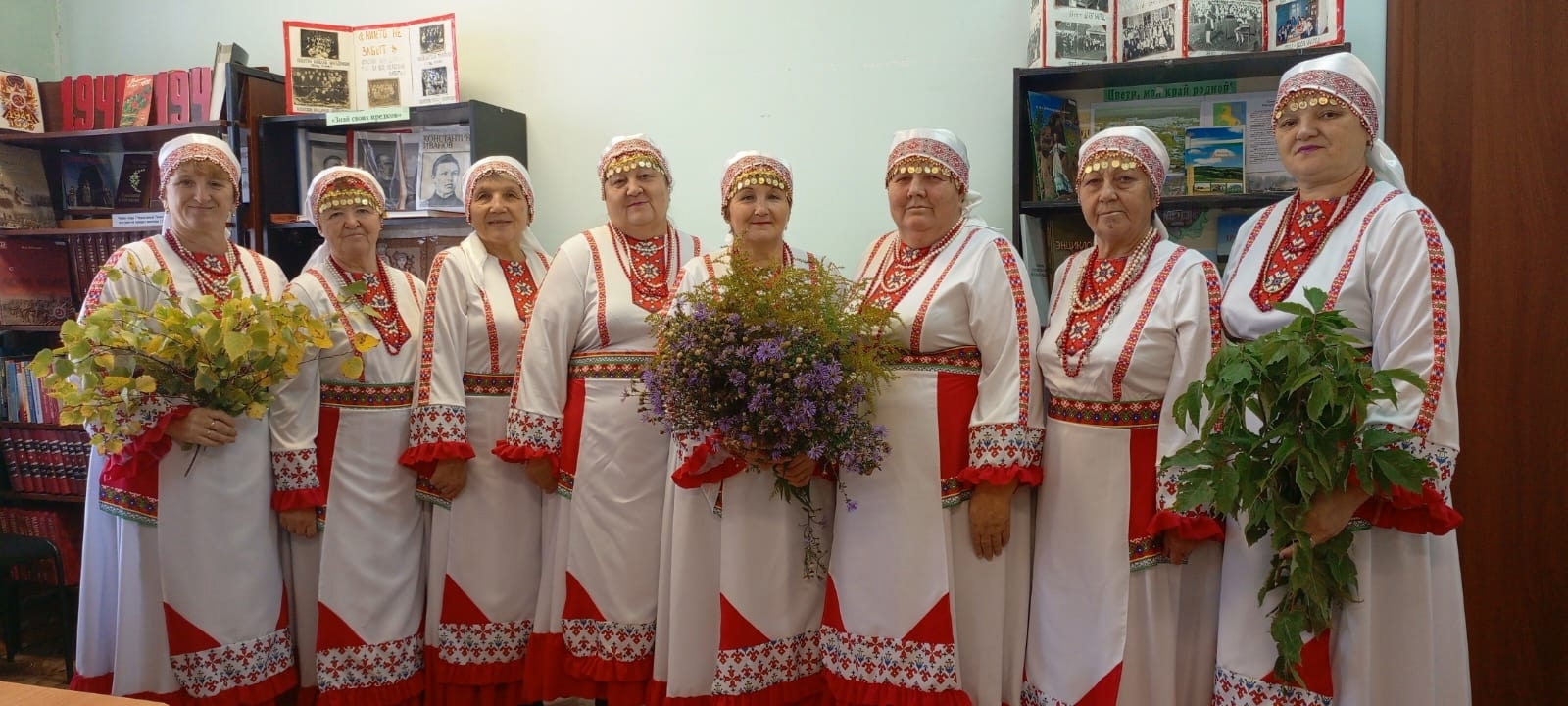 Хамăр ял поэчĕпе мăнаçланатпăр