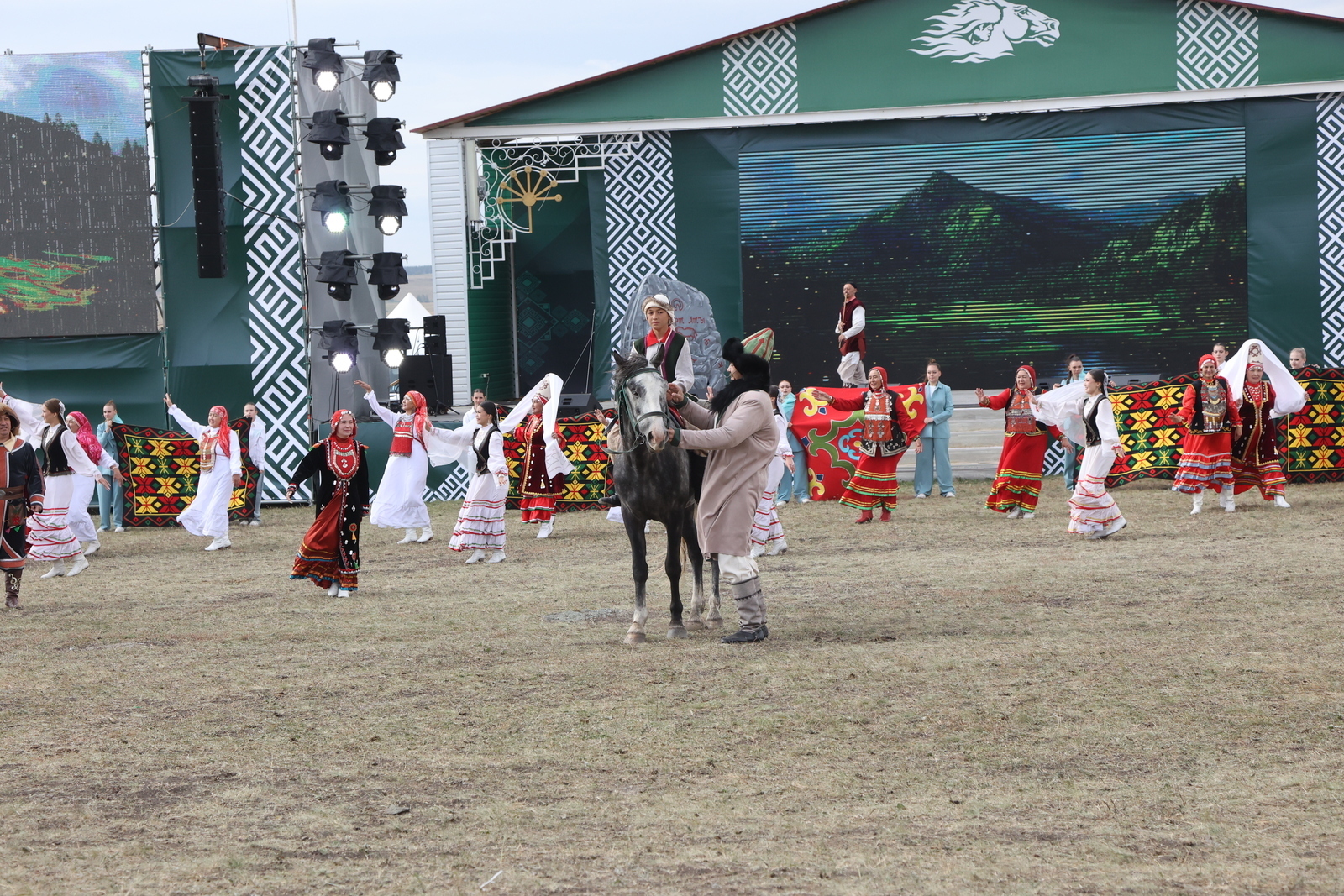 Казахские коневоды и мастера из Оренбуржья представили свою культуру