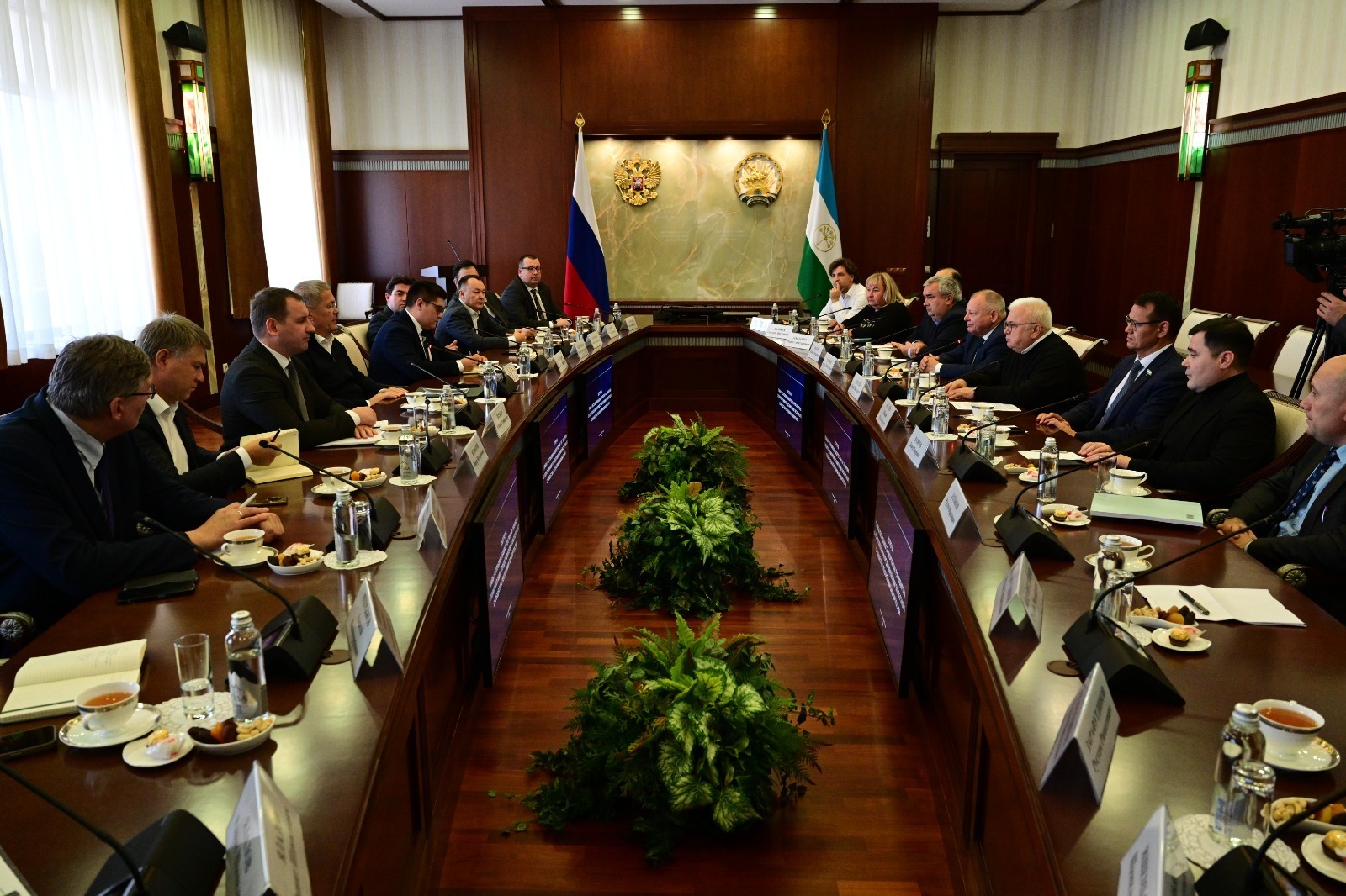 Разговор начистоту: Радий Хабиров встретился с политологами