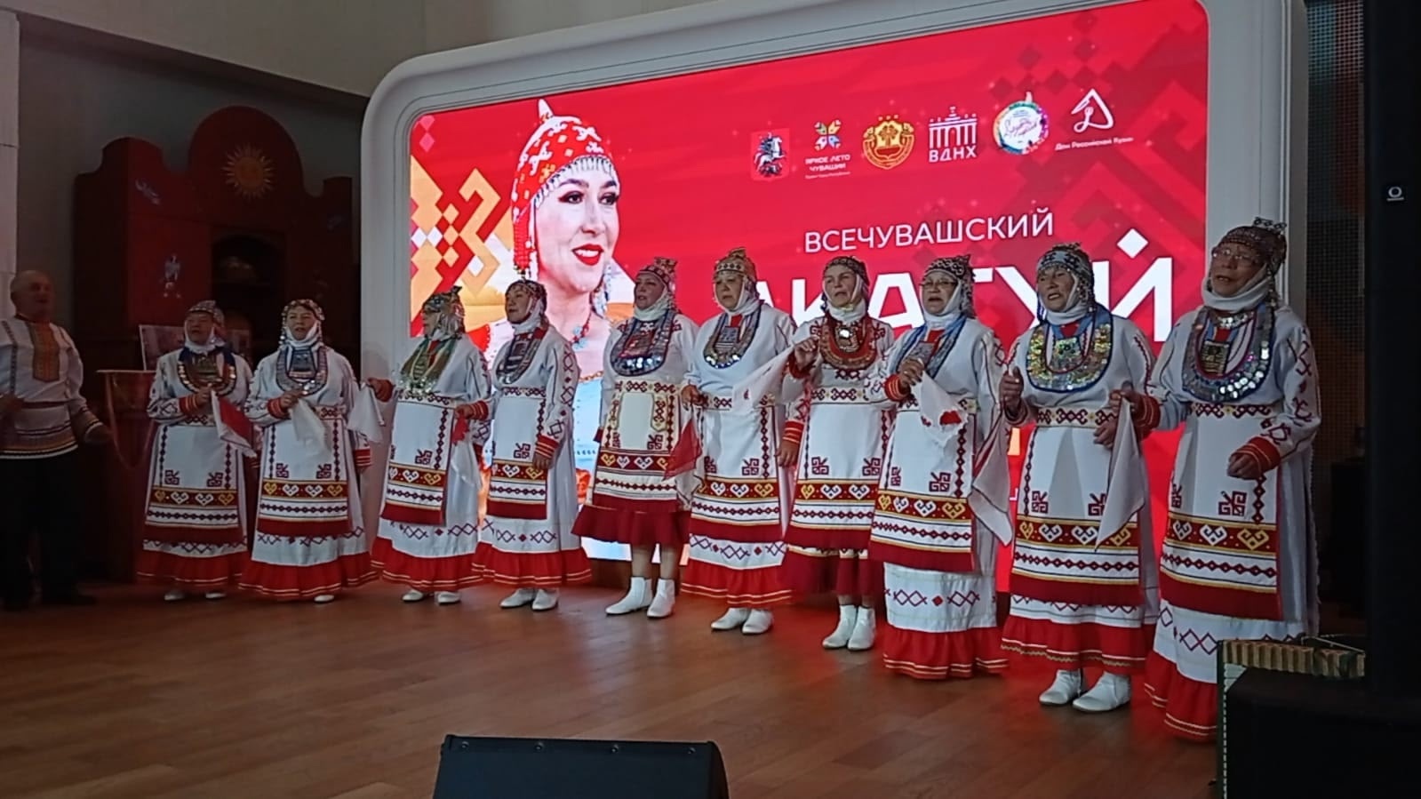 «Тус-тăван» хастарĕсем мускавсене те тĕлĕнтерчĕç