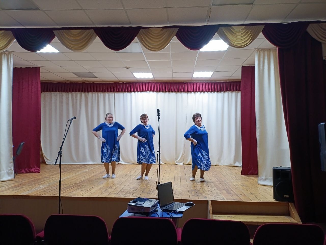 Кÿршĕ районти çынсене концертпа савăнтарчĕç