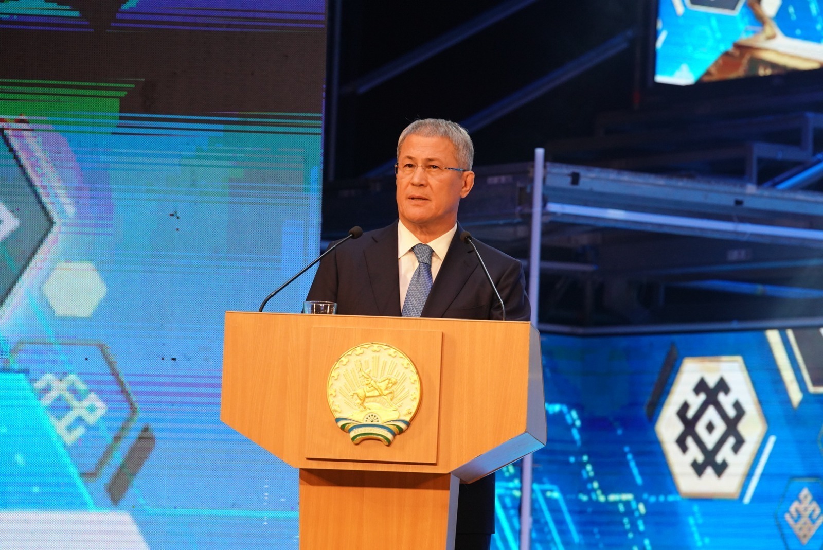 Радий Хабиров Пушкăртстанра пурăнакансене Республика кунĕпе саламланă