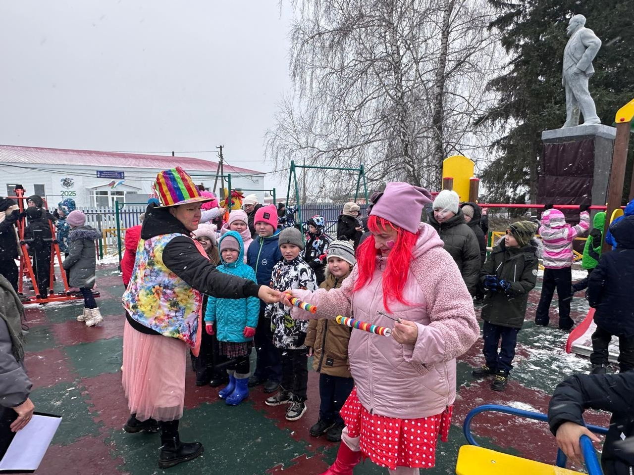 Тинĕскÿлте ача-пăча тата спорт лапамĕ уçнă