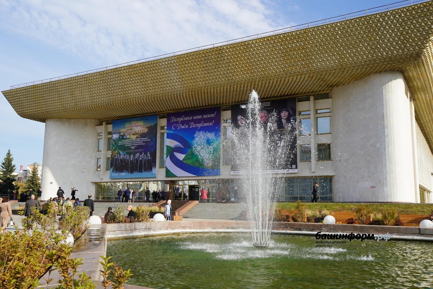 Радий Хабиров Пушкăртстанра пурăнакансене Республика кунĕпе саламланă